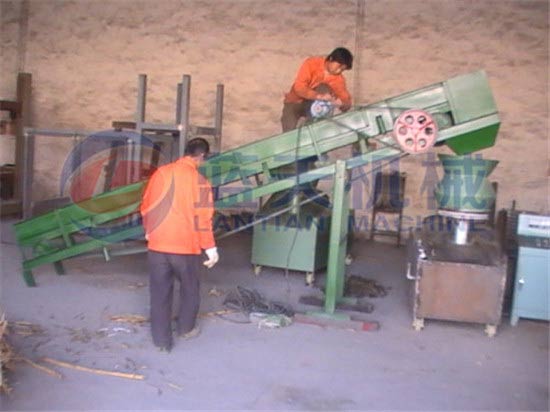 Coffee husk briquette machine