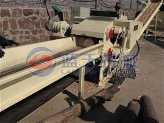 Wood log chipper machine