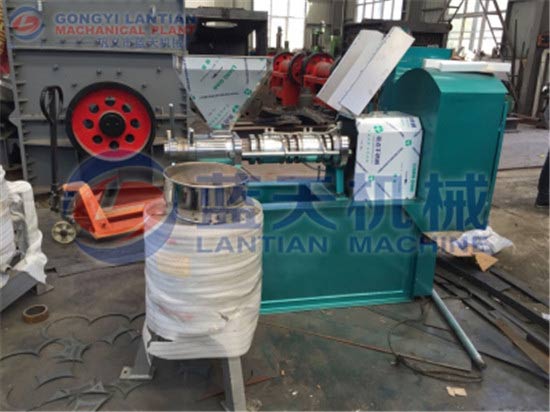  Descriptions of Sunflower oil press machine We press is a kind of screw press product. Our company produces the Sunflower oil press machine is suitable for the canopy, we extract oil, can squeeze out low cholesterol senior edible sunflower oil, due to containing about 66% linoleic acid, has been hailed as a "healthy nutrition oil" in the 21st century. Screw sunflower oil press machine is mainly composed of electric control, automatic heating, adjustment, such as transmission and vacuum filter oil components. Squeezer alloy steel by carburizing treatment, enhance the surface hardness and wear resistance; Press row after surface grinding machine grinding, guarantee the accuracy of oil line, improve the yield efficiency; Distribution, vacuum, automatic heating, such as standard parts, choose domestic well-known brand, optimize machine configuration; Sunflower seeds oil mill on the surface of stainless steel and chrome plating processing, in line with food hygiene standards.    Characteristics of Sunflower oil press machine 1. The Sunflower oil machine has the features of modern design, stable and reliable performance, simple operation, and convenient repair and maintenance. 2. Screw sunflower oil press machine are most suitable for small and medium sized oil extruding workshops or professional farmers. Also they can be used for prepressing in submerging oil workshops. 3. A squeeze net, save work time saving, high yield efficiency. 4. Oil is pure, multi-use, in line with food hygiene standards. 5. Covers an area of small, oil mill can satisfy the using only 10 to 20 square meters. 6. Sunflower seeds oil mill surface is made of chrome plated stainless steel, in line with food hygiene standards; Also with two vacuum oil filters, the residual can be removed from by simply filtering;  Technical data of Sunflower oil press machine    Applications of Sunflower oil press machine     The final product    The structure of Sunflower oil press machine     Our customers from all over the world     Packaging and shipping     Our certifications     Our service 1. Pre-sale services: According to your special needs, design and manufacture products for you, provide you with project design, process design, purchase program suitable for your machines and equipment.  2. Sale of services: Assist you to complete acceptance of the equipment, and the construction program and detailed process 3. After sale service:  The factory sent technicians to teach how to install the equipment, commissioning and training of operators.  About us Lantian machinery is the production of large and medium-sized Sunflower oil machine and accessories professional manufacturers, the factory for more than a decade has always been in line with the aim of customer satisfaction is our work goal. Over the years our company adhere to the quality strives for the survival, to the technology updates, strives for perfection, for many, the equipment is high efficiency, energy saving, high yield efficiency, oil, pure oil press equipment upgrades will choose products, our oil press in actual use of the user has been widely acclaimed